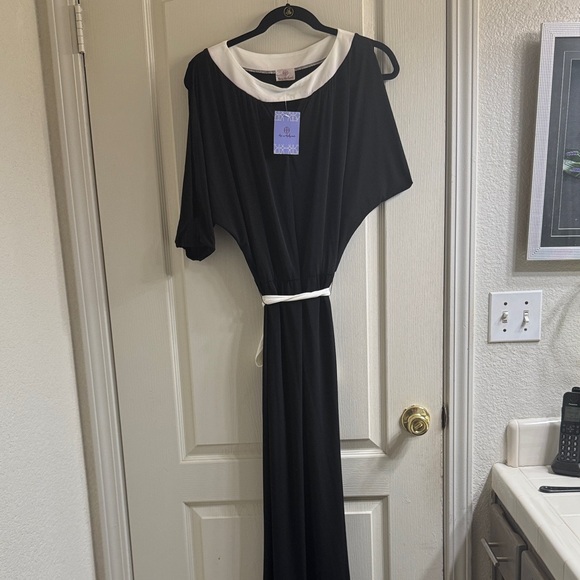 Hot in Hollywood Dresses & Skirts - Hot in Hollywood Black and White One Shoulder Dress